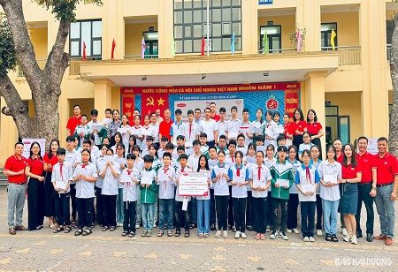 Dai-ichi Life Vietnam Awards 60 Scholarships to Binh Giang Students