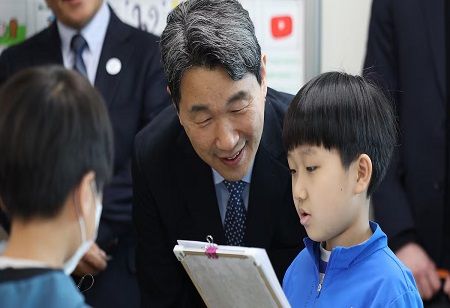 South Korea's Education Minister, Lee Ju-ho, Sees AI Textbook in Action, Optimistic About Korea's Educational Policy