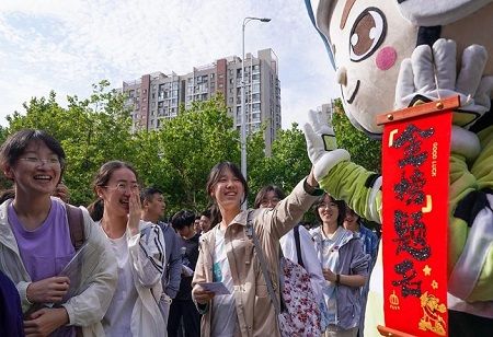 China's Education Ministry Launches Online Guide for Post-Gaokao College Apps