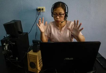 Philippines Teachers Set Up Helpline for Remote Learning